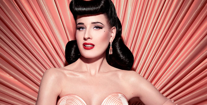 Дита фон Тиз (Dita Von Teese) в откровенном платье